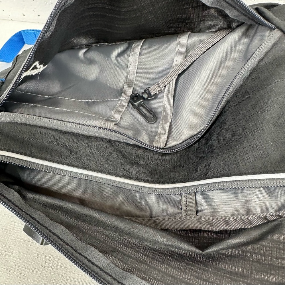Eddie Bauer Ripstop Black & Blue Lightweight 8L Sling Pack - Picture 10 of 12